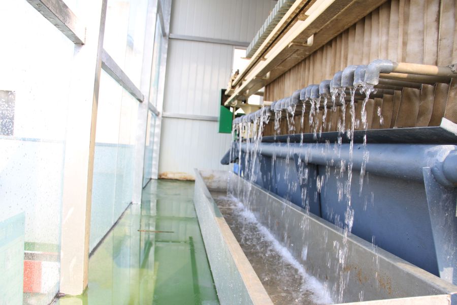 商合杭拌和站廢水廢渣分離回收處理系統通過壓濾機分離出的清水